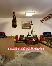 古代男子纳妾洞房时，正妻和丫鬟都要在旁边